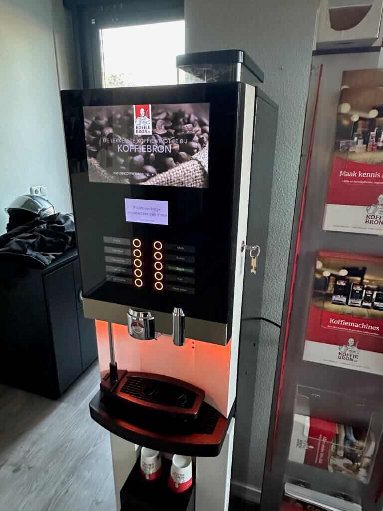 Dit betreft een jong gebruikte ETNA machine welke afkomstig is uit de lease. Deze zijn volledig door ons nagekeken en waar nodig zijn de onderdelen vervangen. Deze machine kan nog jaren mee.

ETNA Medium Espresso
- Capacitieve toetsen
- Led verlichting
- Beker sensoren
- TFT video scherm voor presentaties.
- optie: bijpassend onderzetmeubel.

Drank opties:
Koffie, cappuccino, warme choco, espresso, heet water etc..

2399 euro (Prijs excl. btw en kalkfilter).
2599 euro incl. onderkast
Incl. plaatsing.

Deze machines worden enkel verkocht incl. koffie afname bij Koffiebron.

Interesse of meer informatie over deze machine?
Stuur een email naar info@koffiebron.nl of bel 085 773 0630.