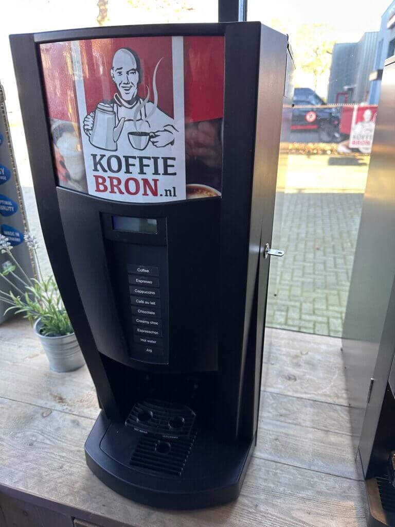 Dit betreft een jong gebruikte ETNA machine welke afkomstig is uit de lease. Deze zijn volledig door ons nagekeken en waar nodig zijn de onderdelen vervangen. Deze machine kan nog jaren mee.

ETNA Mundo Liquid
- Verschillende drankkeuzes
- Voor Aromat liquid koffie pakken
- Een kop koffie in slechts 6 seconden.

Drank opties:
Koffie, cappuccino, warme choco, espresso, heet water etc..

799 euro (Prijs excl. btw en kalkfilter).
Incl. plaatsing.

Deze machines worden enkel verkocht incl. koffie afname bij Koffiebron.

Interesse of meer informatie over deze machine?
Stuur een email naar info@koffiebron.nl of bel 085 773 0630.