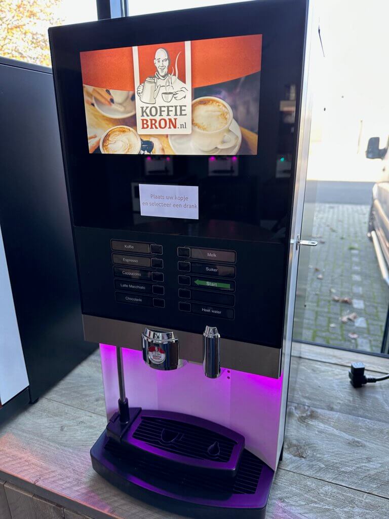 Dit betreft een jong gebruikte ETNA machine welke afkomstig is uit de lease. Deze zijn volledig door ons nagekeken en waar nodig zijn de onderdelen vervangen. Deze machine kan nog jaren mee.

ETNA Medium Instant
- Led verlichting
- Beker sensoren
- 3 canisters met meerdere mogelijkheden (koffie, choco, topping, suiker of soep)

Drank opties:
Koffie, cappuccino, warme choco, espresso, heet water etc..

799 euro (Prijs excl. btw en kalkfilter).
Incl. plaatsing.

Deze machines worden enkel verkocht incl. koffie afname bij Koffiebron.

Interesse of meer informatie over deze machine?
Stuur een email naar info@koffiebron.nl of bel 085 773 0630.